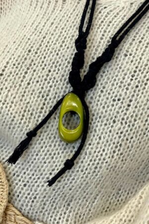 Collier macramé noir et ivoire végétal teinté vert