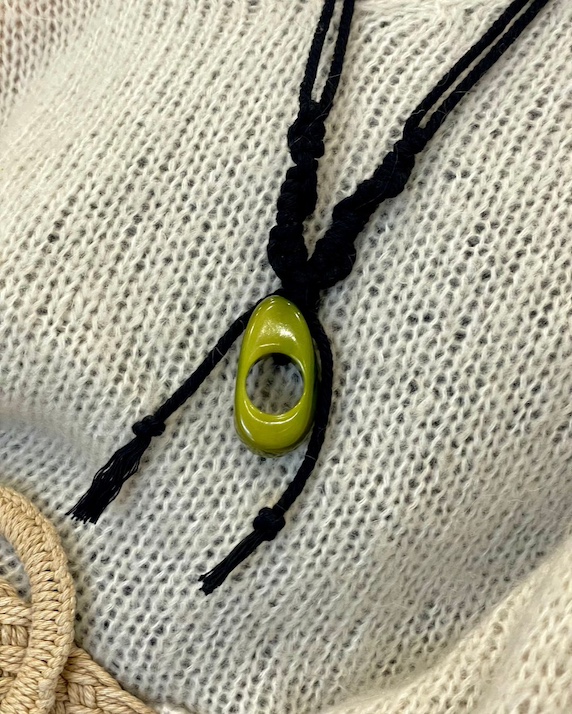 Collier macramé noir et ivoire végétal teinté vert