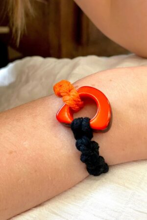 bracelet macramé et ivoire végétal orange et noir