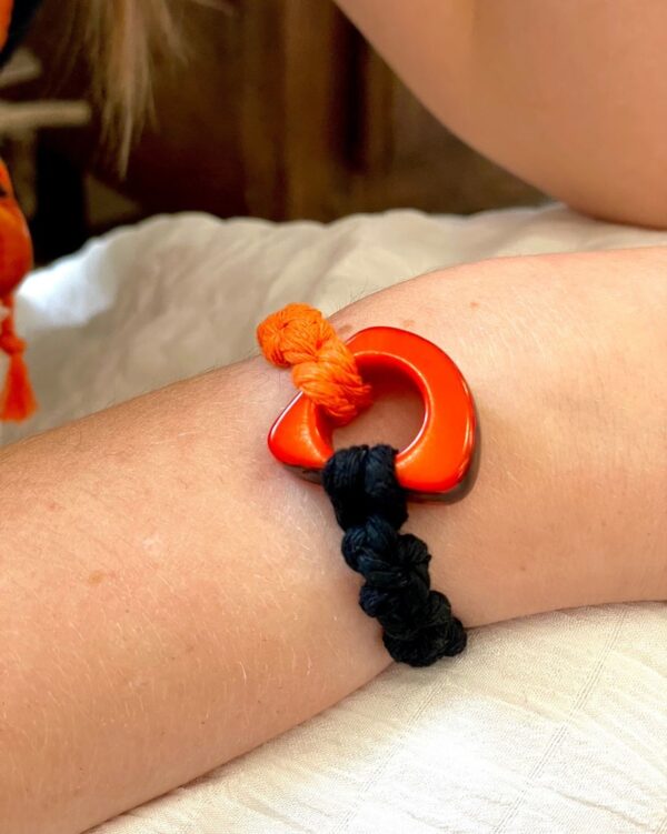 bracelet macramé et ivoire végétal orange et noir