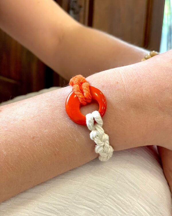 bracelet macramé et ivoire végétal orange et blanc