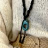 Collier macramé noir et ivoire végétal teinté bleu