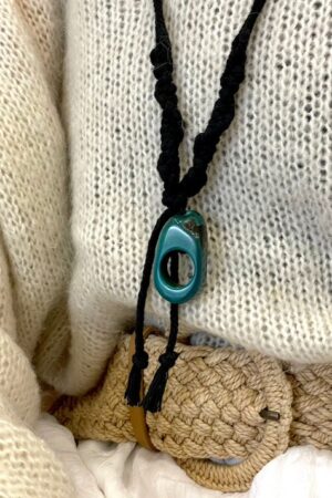 Collier macramé noir et ivoire végétal teinté bleu