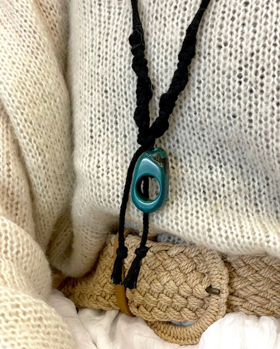 Collier macramé noir et ivoire végétal teinté bleu