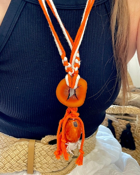 sautoir en macramé blanc orange et ivoire végétal teinté orange