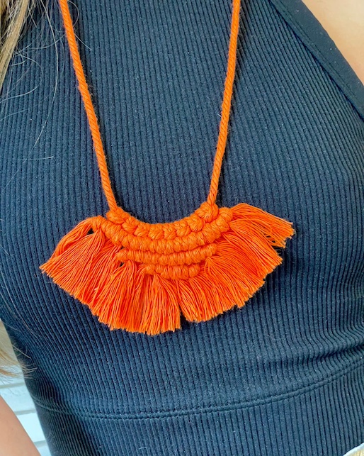 collier en macramé ajustable orange