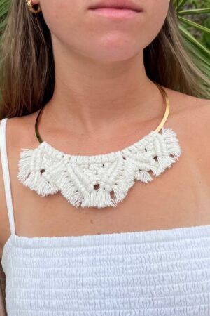 collier acier inoxydable doré et macramé blanc