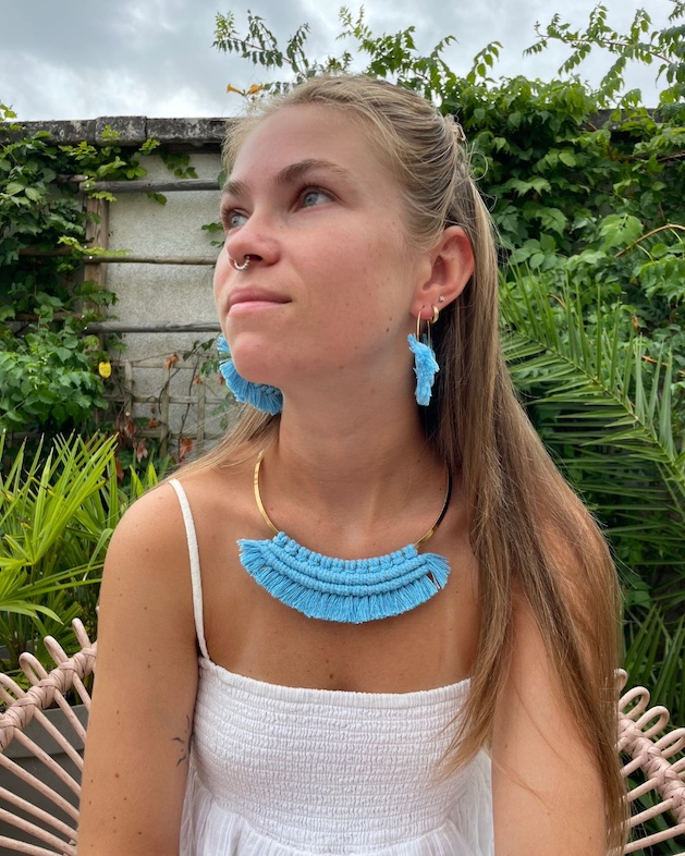 Bijoux macramé et acier inoxydable collier acier inoxydable doré et macramé bleu clair