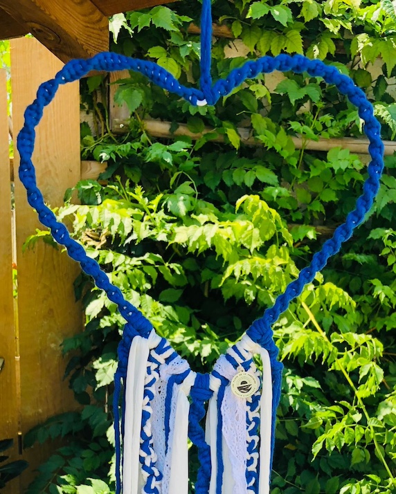 Coeur en macramé et rubans bleu