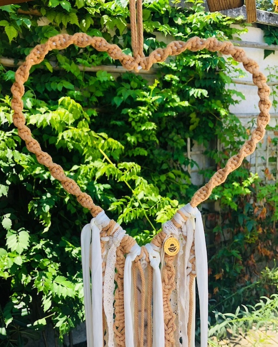 Coeur en macramé et rubans beige