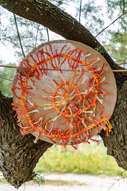 Chakra orange jaune et blanc en macramé avec fils de pêche