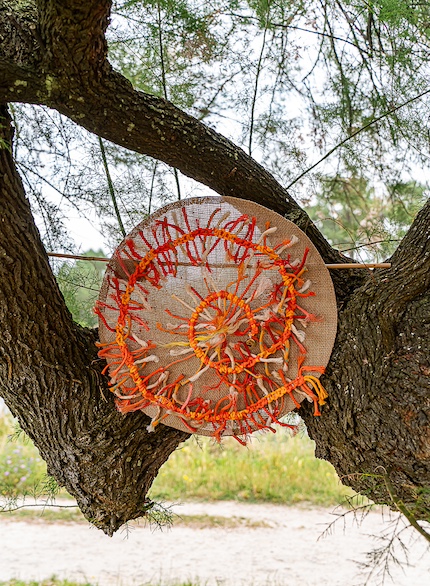 Chakra orange jaune et blanc en macramé avec fils de pêche