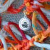 Chakra orange jaune et blanc en macramé avec fils de pêche