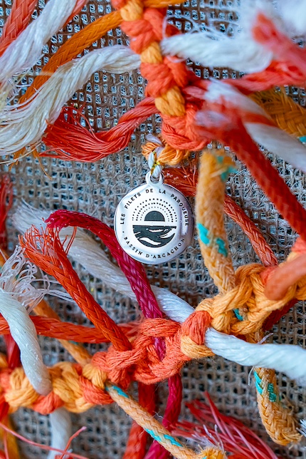 Chakra orange jaune et blanc en macramé avec fils de pêche