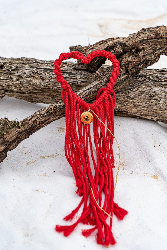 Petit coeur à suspendre en macramé