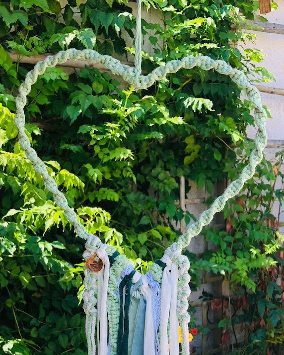 Coeur en macramé et rubans vert