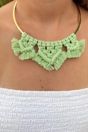 collier acier inoxydable doré et macramé vert clair