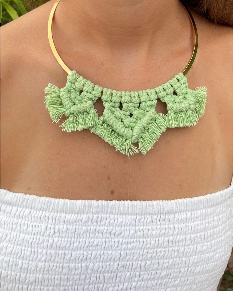 Bijoux macramé et acier inoxydable collier acier inoxydable doré et macramé vert clair