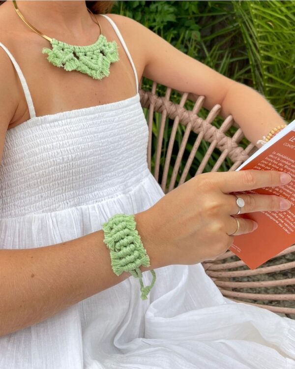 collier acier inoxydable doré et macramé vert clair