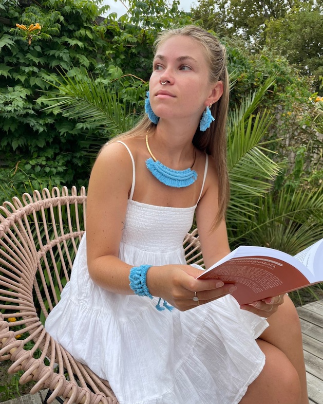 Bijoux macramé et acier inoxydable collier acier inoxydable doré et macramé bleu clair