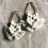 Boucles d'oreilles forme goutte macramé blanc et acier inoxydable