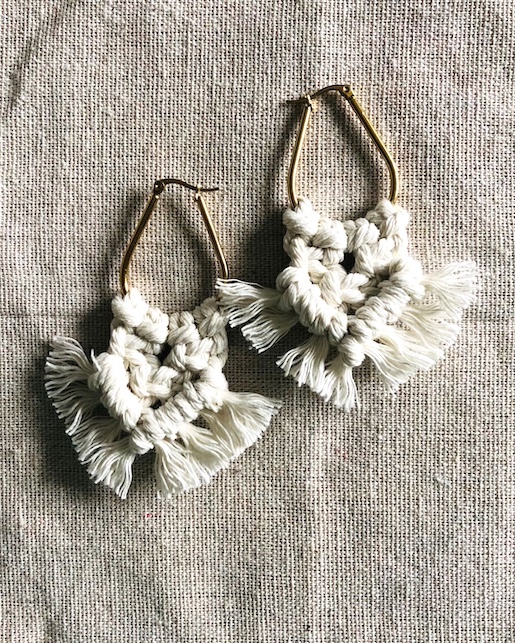 Boucles d'oreilles forme goutte macramé blanc et acier inoxydable