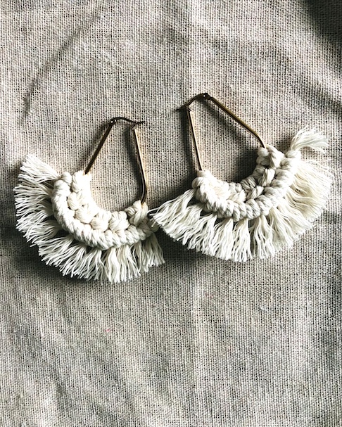 Boucles d'oreilles forme goutte macramé blanc et acier inoxydable