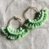 Boucles d'oreilles rondes macramé vert clair et acier inoxydable