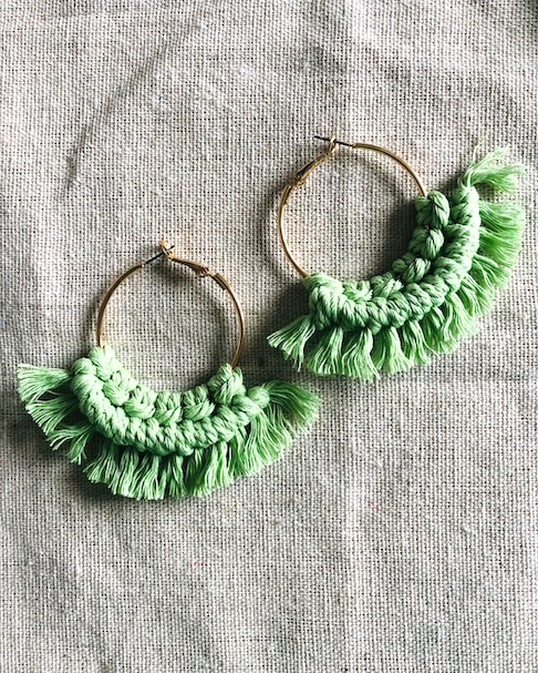 Boucles d'oreilles rondes macramé vert clair et acier inoxydable