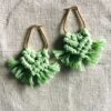 Boucles d'oreilles forme goutte macramé vert clair et acier inoxydable