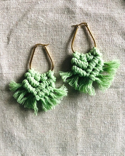 Boucles d'oreilles forme goutte macramé vert clair et acier inoxydable