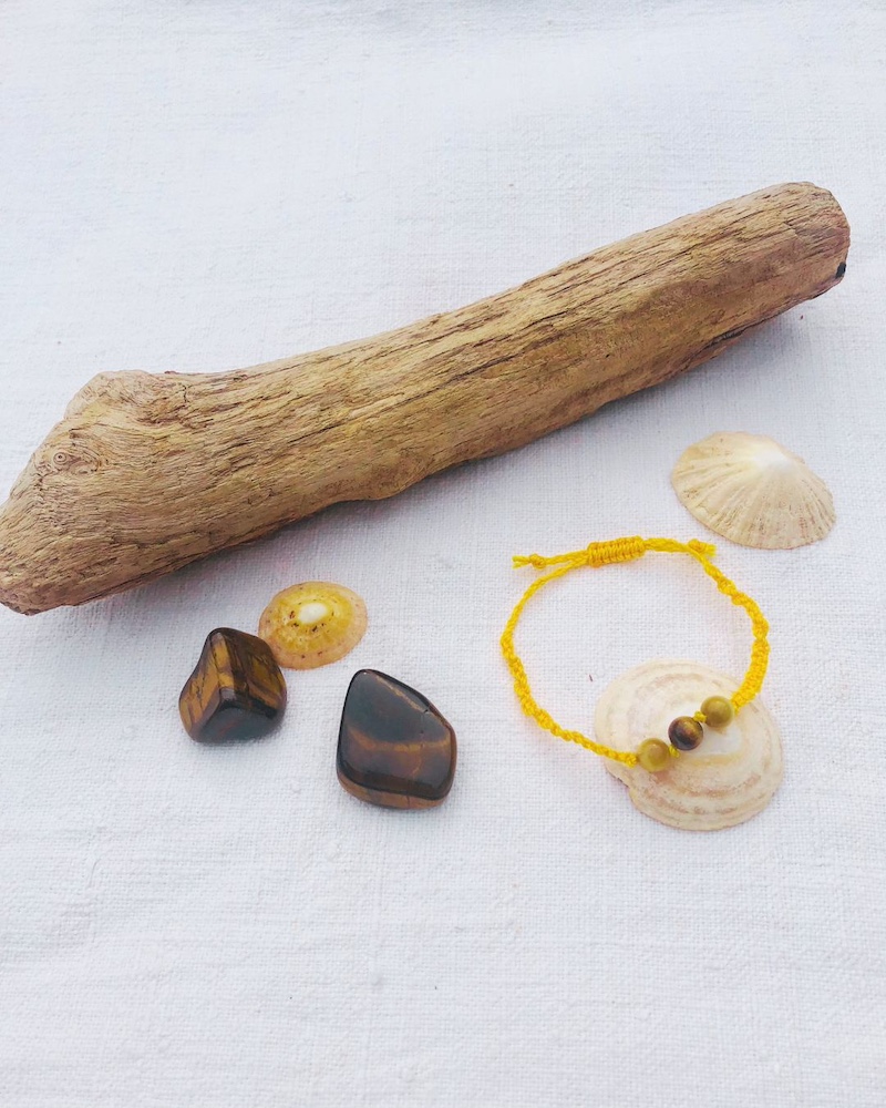 Bracelet chakra plexus solaire avec 3 perles en oeil de tigre Bracelet chakra plexus solaire avec 3 perles en oeil de tigre