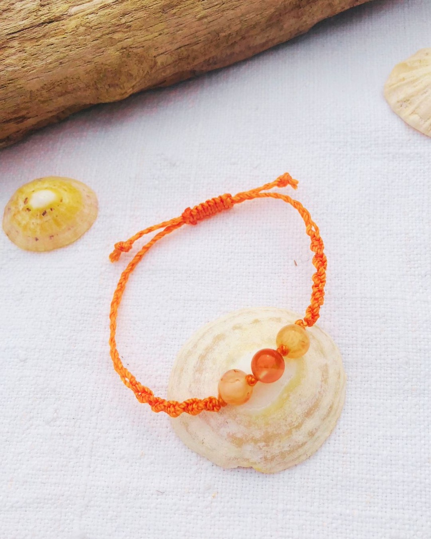 Bracelet ajustable en macramé avec 3 perles en cornaline Bracelet ajustable en macramé avec 3 perles en cornaline
