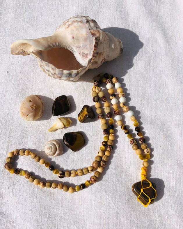 lesfiletsdelaparqueuse-valeriebienetreholistique-Mala chakra plexus solaire oeil de tigre