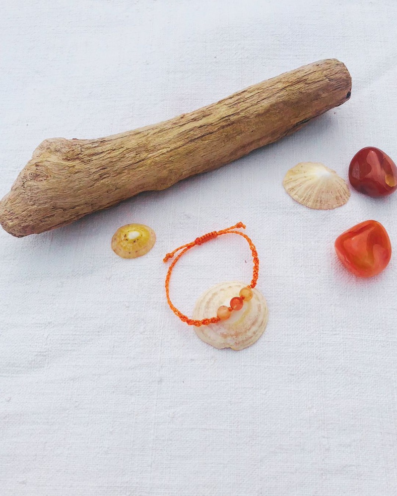 Bracelet ajustable en macramé avec 3 perles en cornaline Bracelet ajustable en macramé avec 3 perles en cornaline