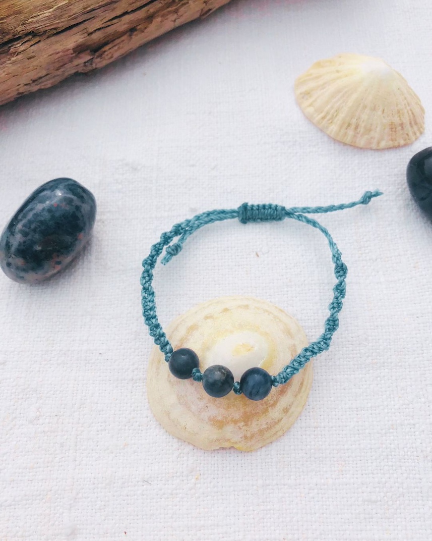 Bracelet bleu avec 3 perles sodalite pour chakra gorge Bracelet bleu avec 3 perles sodalite pour chakra gorge