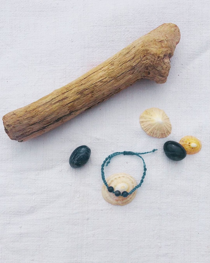 Bracelet bleu avec 3 perles sodalite pour chakra gorge Bracelet bleu avec 3 perles sodalite pour chakra gorge