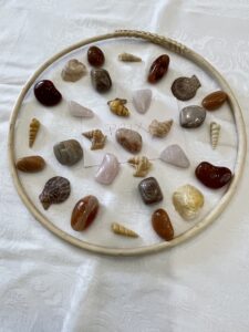 mandala de pierres et coquillages pour article de blog en mai je tisse ma vision