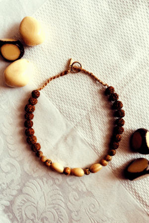 Collier tissé en rudraksha, ivoire végétal et graines naturelles, bijou sacré artisanal