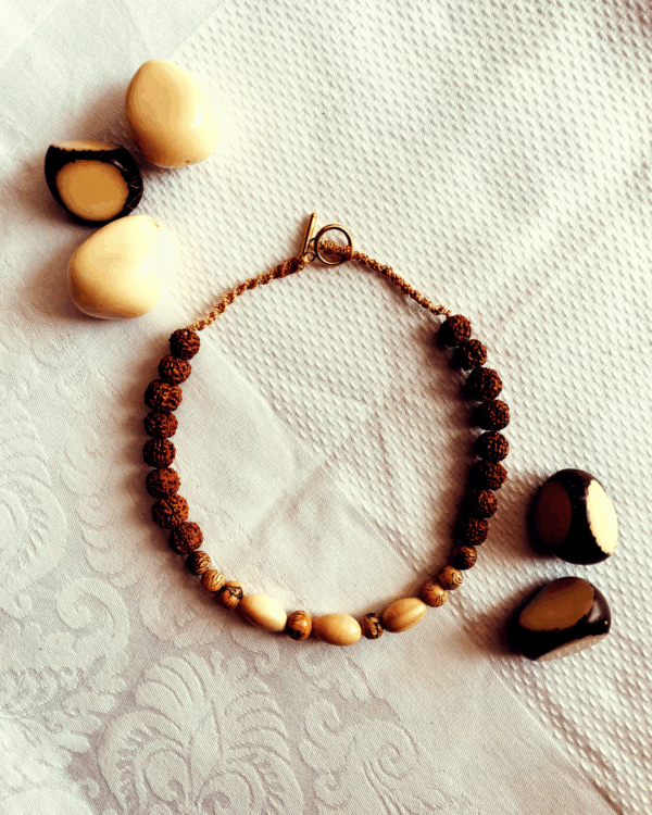 Collier tissé en rudraksha, ivoire végétal et graines naturelles, bijou sacré artisanal