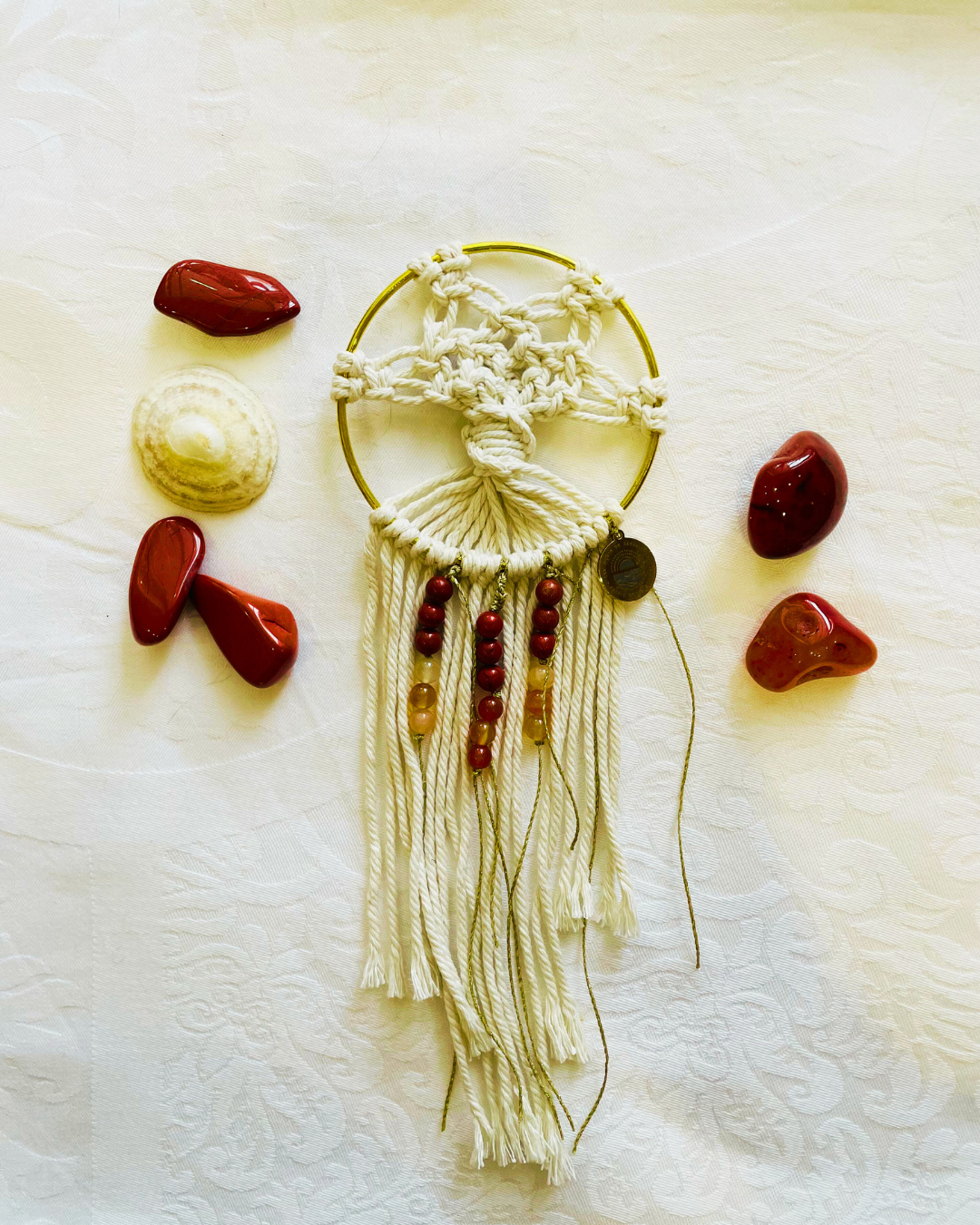 lesfiletsdelaparqueuse-valeriebienetreholistique-talismanarbredevieduventre Arbre de vie mural tissé en jaspe rouge et cornaline, création artisanale vibratoire pour la puissance du bassin