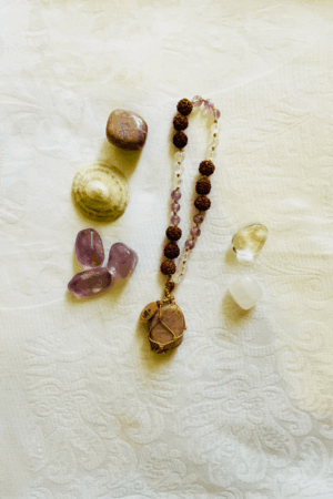 Mala en pierre de lune, améthyste et cristal de roche avec rudraksha, bijou sacré lumineux