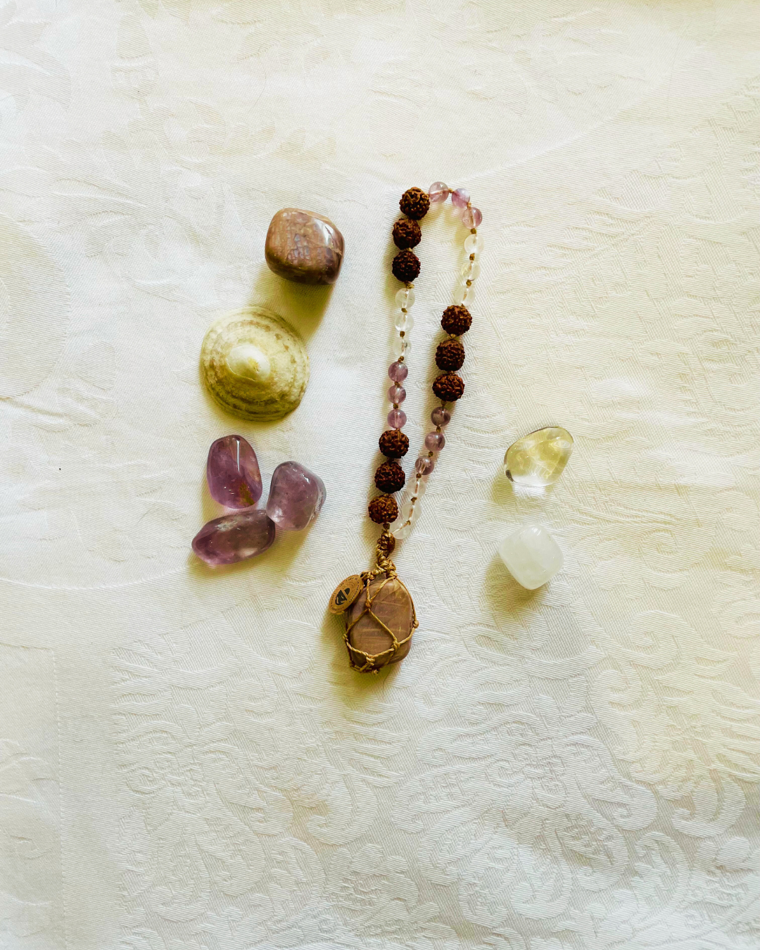 Mala en pierre de lune, améthyste et cristal de roche avec rudraksha, bijou sacré lumineux