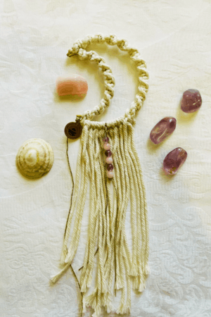 Talisman lune suspendu en quartz rose et améthyste, création artisanale poétique