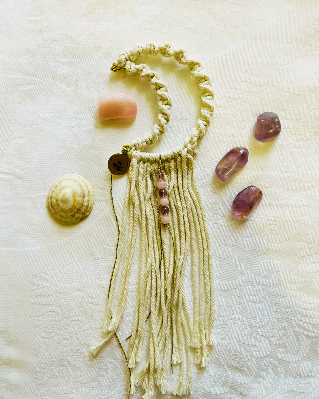 lesfiletsdelaparqueuse-valeriebienetreholistique-miniluneroseetviolette Talisman lune suspendu en quartz rose et améthyste, création artisanale poétique