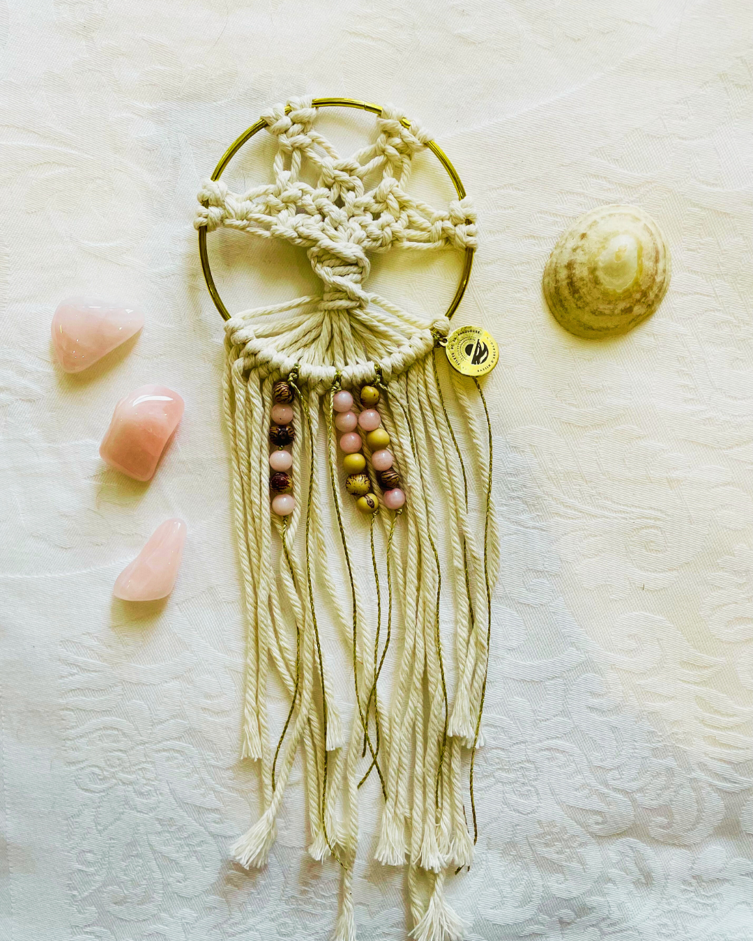 Talisman mural arbre de vie en quartz rose et graines d’açai, création artisanale apaisante