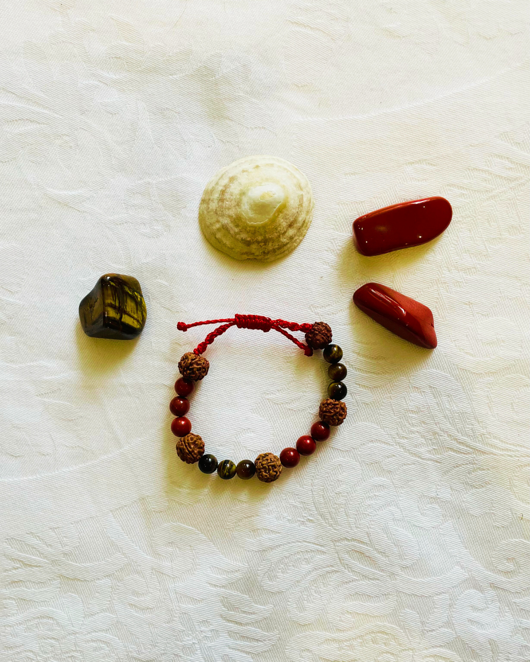 Bracelet en jaspe rouge, œil de tigre et rudraksha, amulette vibratoire artisanale pour force et ancrage
