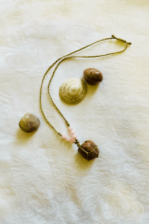 Collier en pierre de lune et quartz rose, amulette artisanale à porter pour symboliser la douceur intérieure