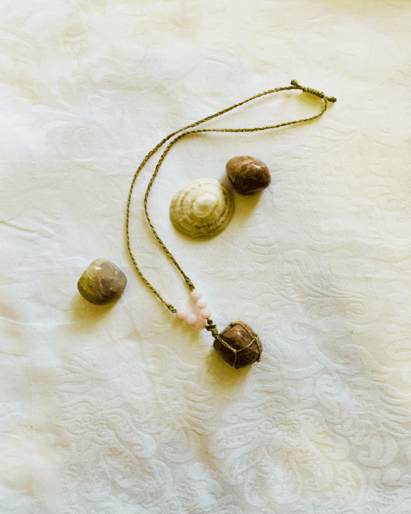 Collier en pierre de lune et quartz rose, amulette artisanale à porter pour symboliser la douceur intérieure