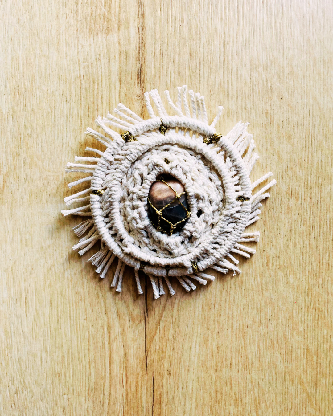 Talisman suspendu en cercle avec pierre de lune, création artisanale inspirée des cycles lunaires